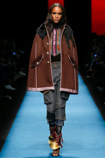 Look 16